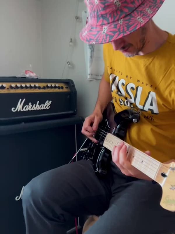 Roi con su Squier